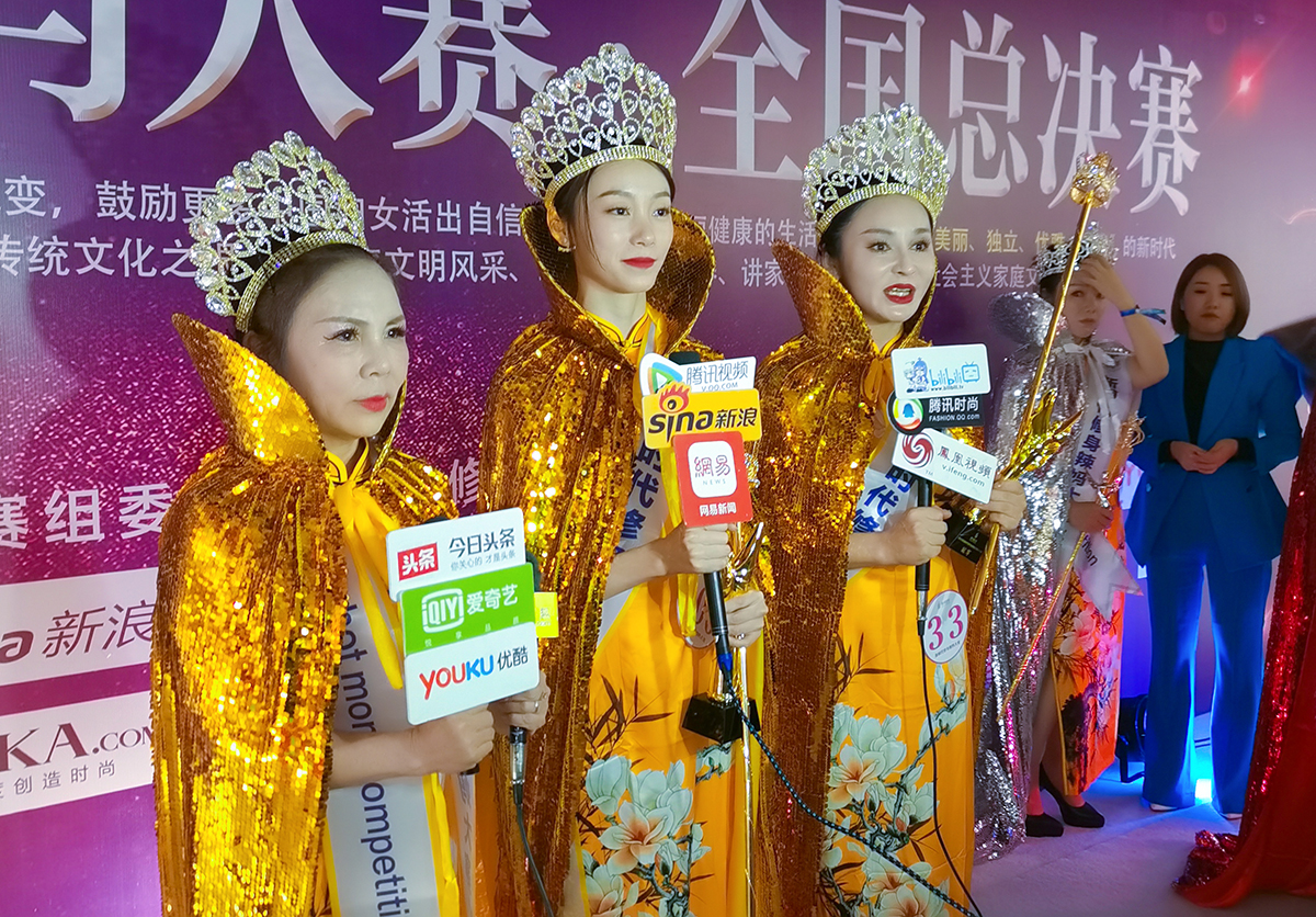 1.全国总冠军.叶润珠、凌如玉、冯芳.jpg